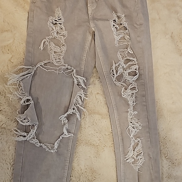 Light grey distressed american eagle jeans size 4, slightly worn. - Picture 2 of 4